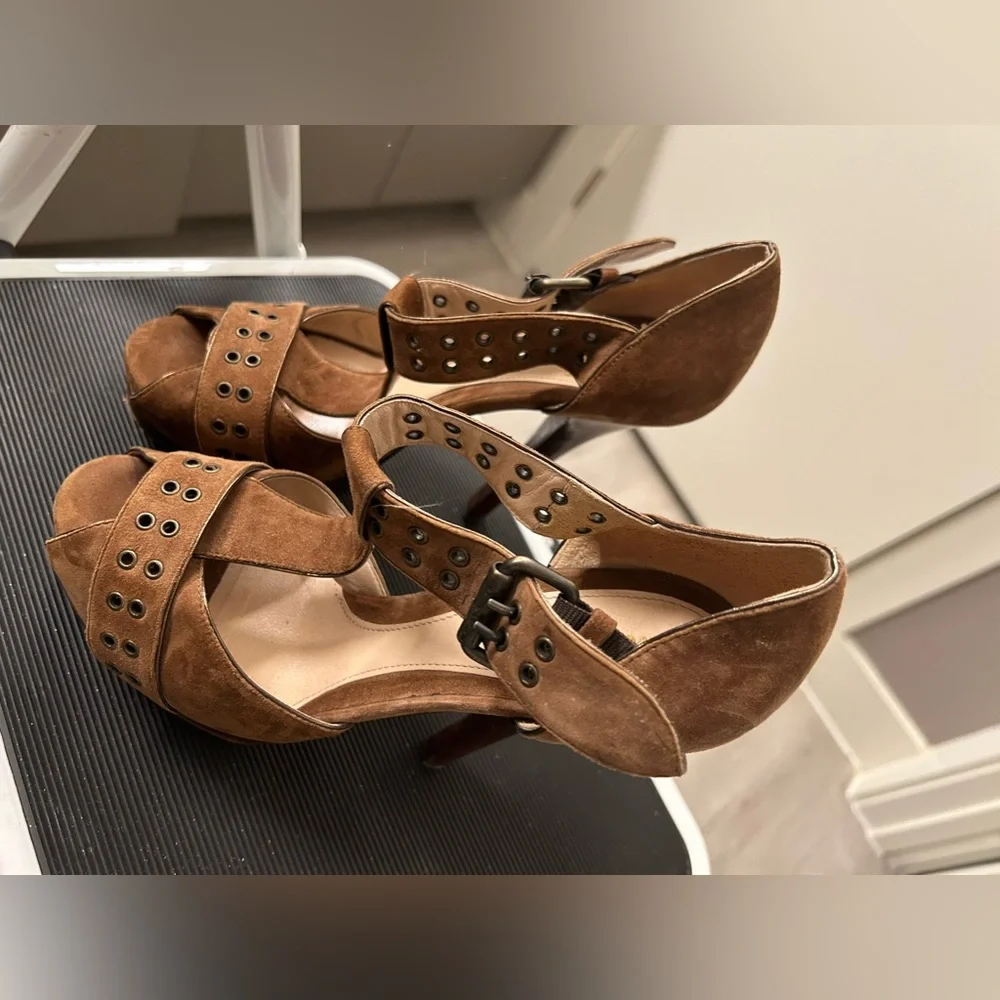 Authentic FENDI SANDAL - Picture 2 of 4